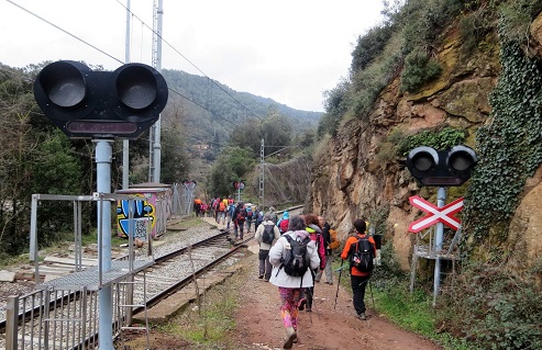 Excursionistes creuant la via del tren