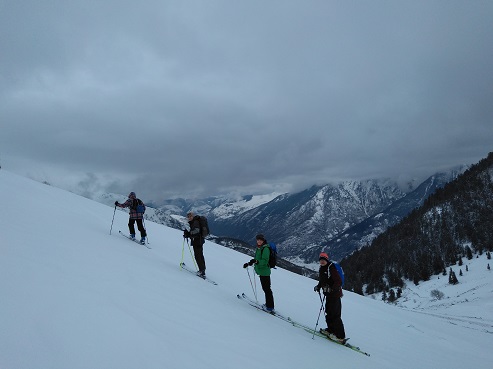 Esquiadors en filera en mitj del pendent